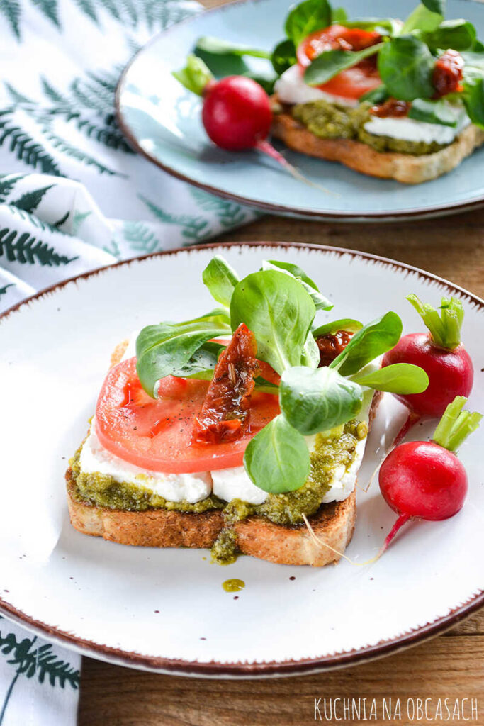 tosty-z-twarogiem-i-pesto_optimized-1