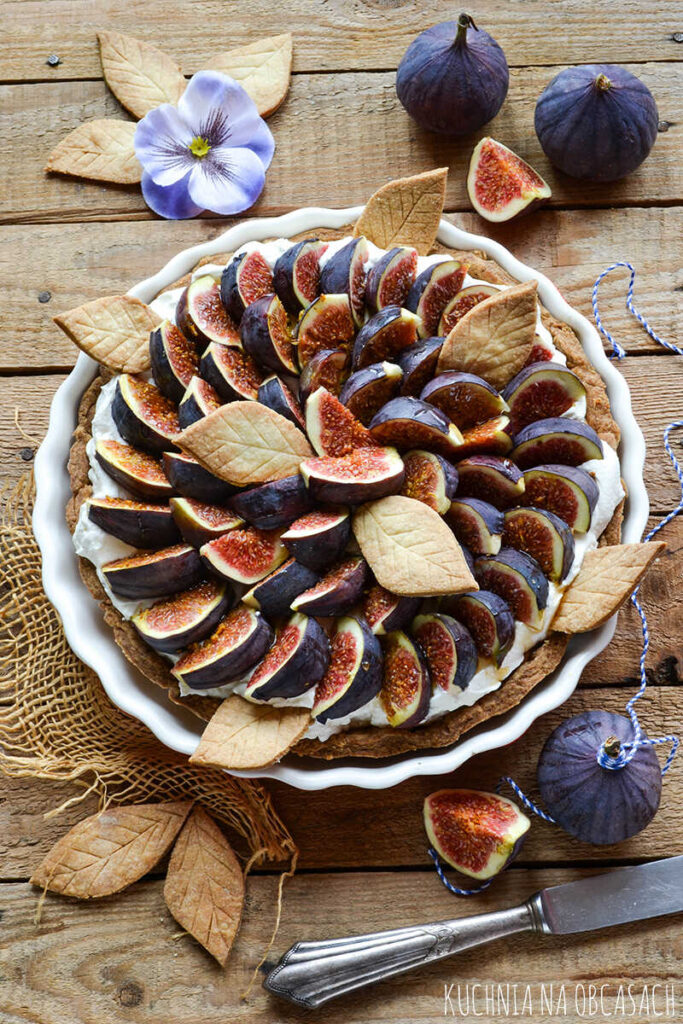 krucha-tarta-z-kremem-mascarpone-figami-i-syropem-klonowym_optimized