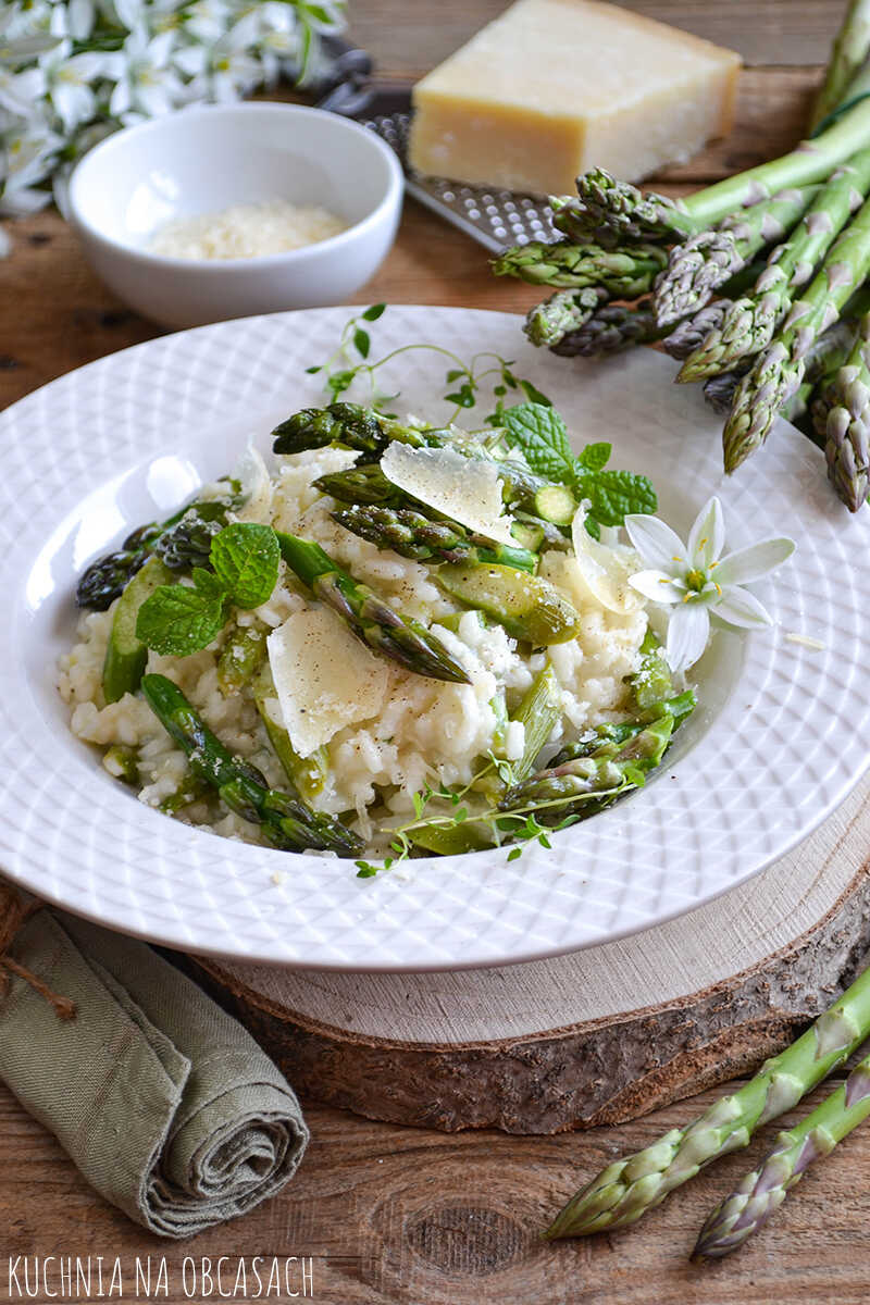 przepyszne aksamitne risotto z zielonymi szparagami i parmezanem