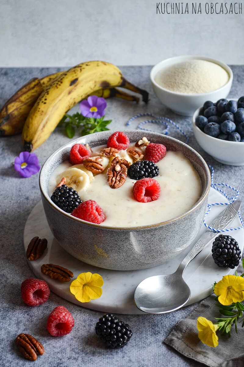 Aksamitna kasza manna bananowa z dodatkiem świeżych owoców i orzechów pecan