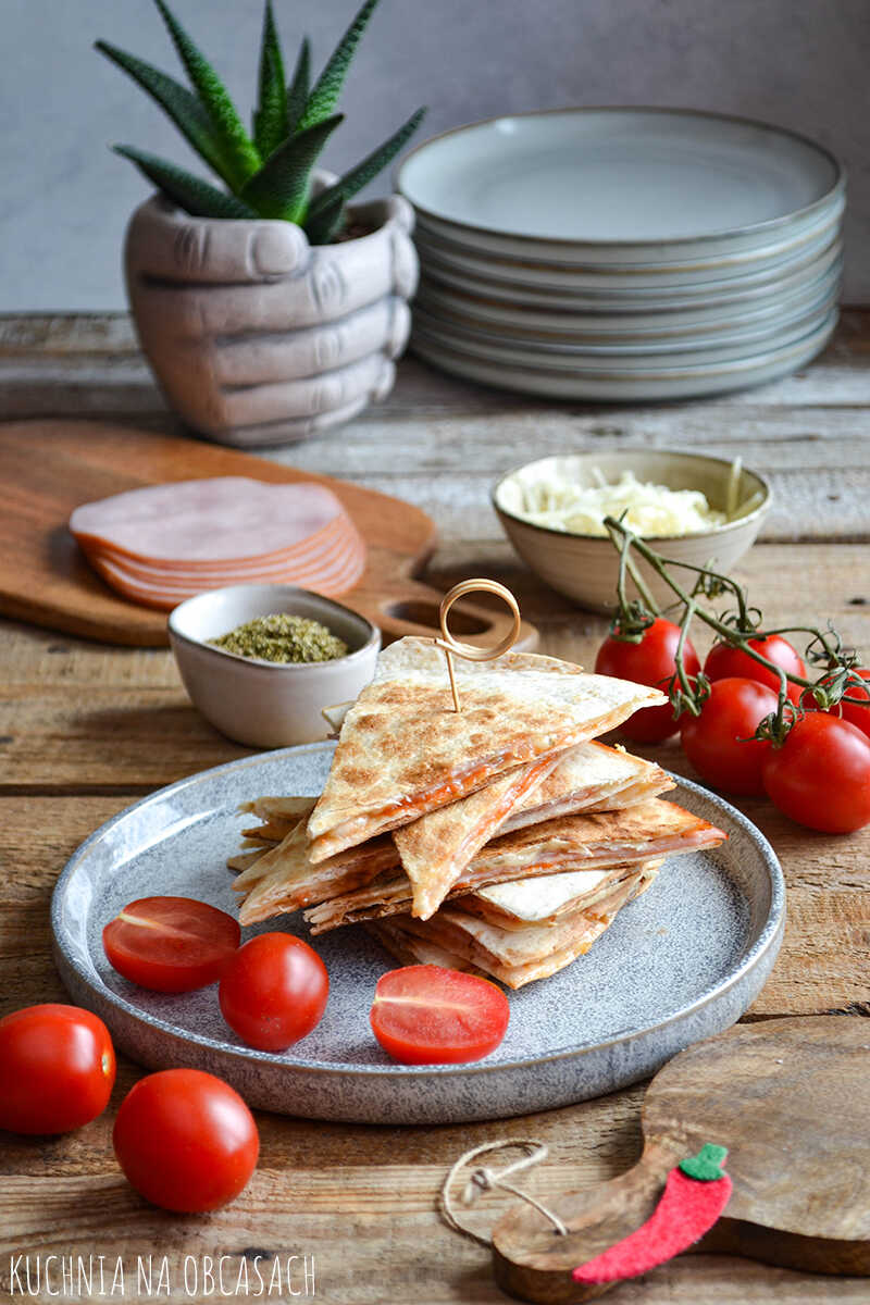 Zapiekane tortille z szynką, żółtym serem, sosem pomidorowym i oregano